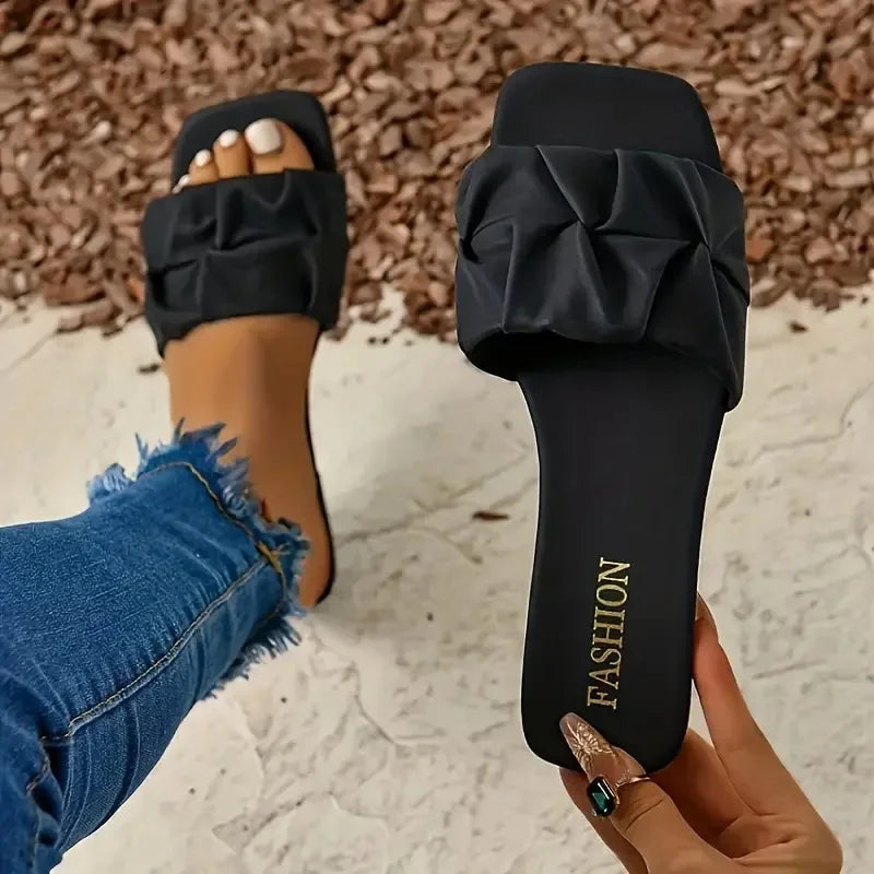 New open toed low heel slippers for women's summer fashion, European and American pleated one line cooldown