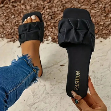 New open toed low heel slippers for women's summer fashion, European and American pleated one line cooldown