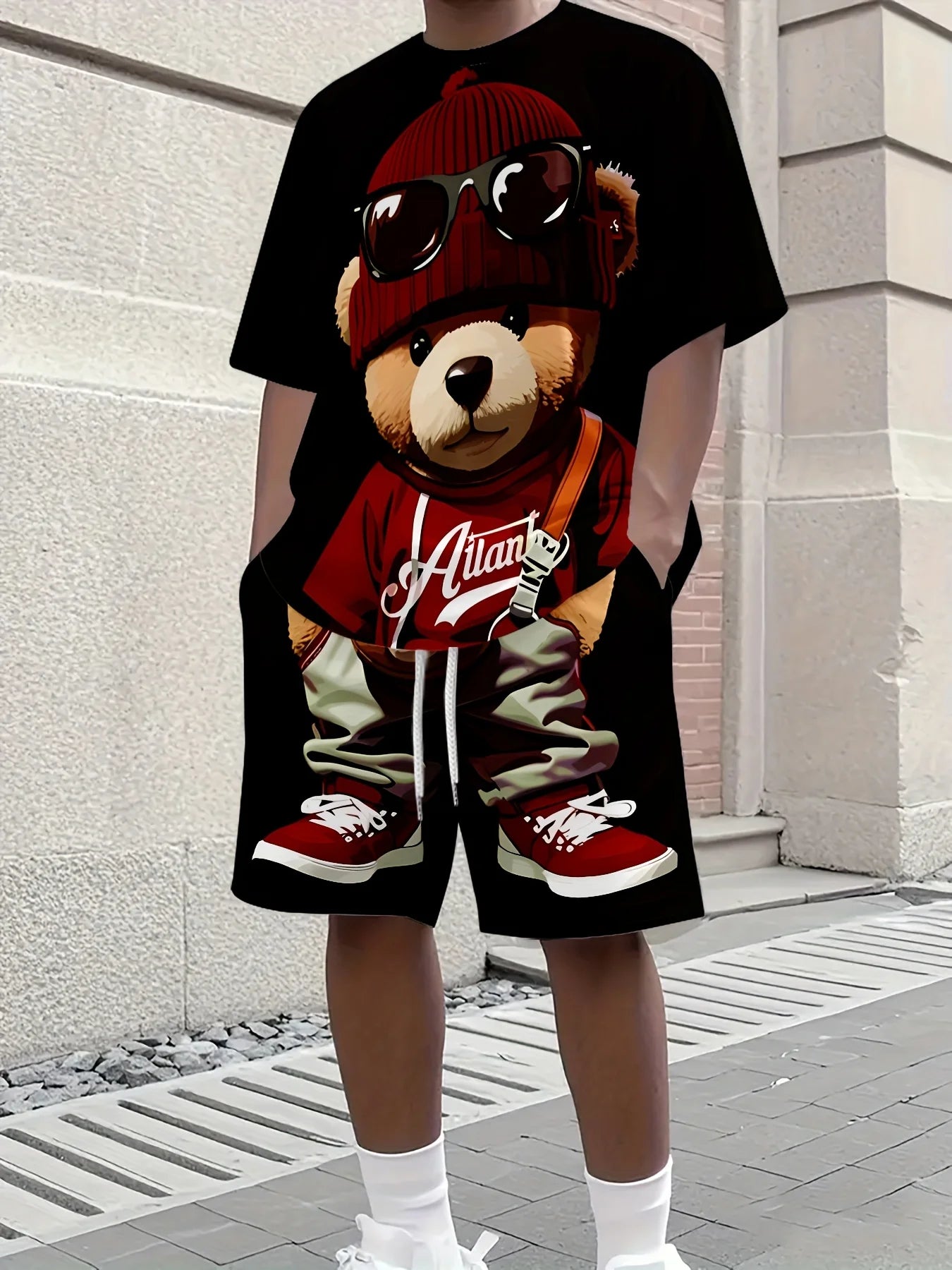 The 2025 summer new men's suit features a retro Teddy bear printed round-neck T-shirt and shorts, knitted polyester men's wear