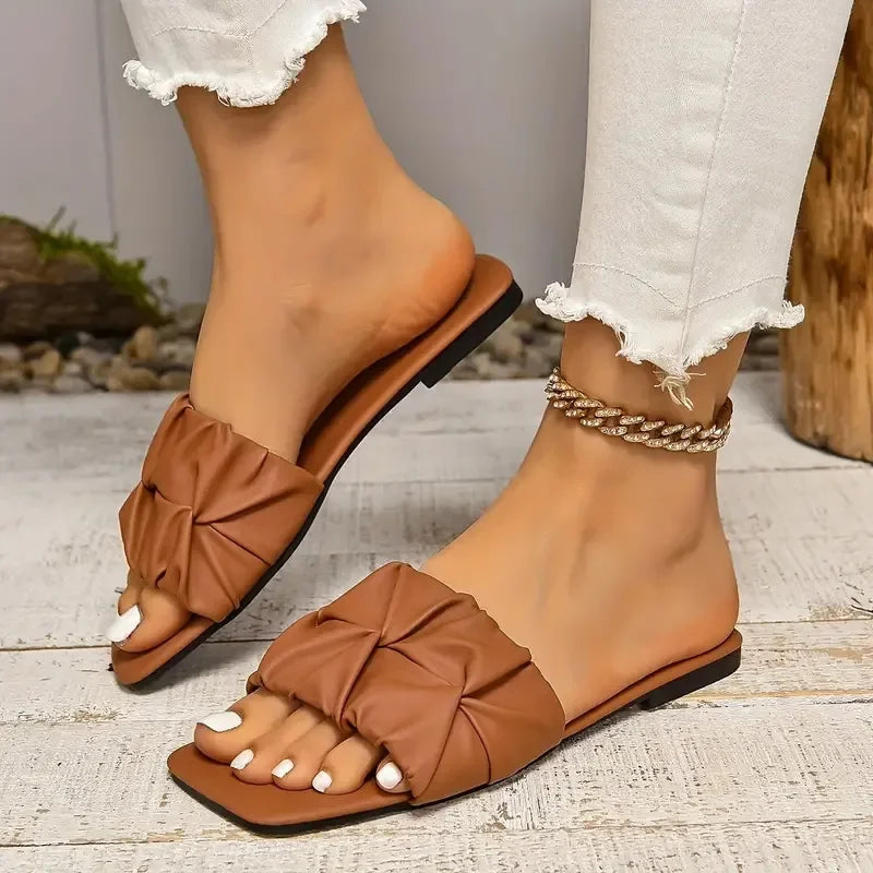New open toed low heel slippers for women's summer fashion, European and American pleated one line cooldown